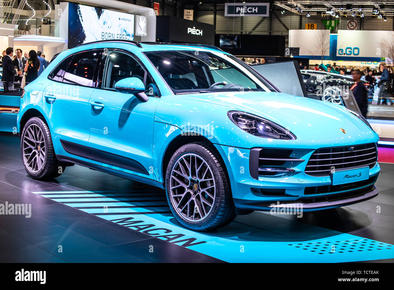 Ginevra, Svizzera, Marzo 05, 2019: tutti i nuovi blue Porsche Macan S modello 2019 a Ginevra International Motor Show, CUV prodotta da Porsche Foto Stock