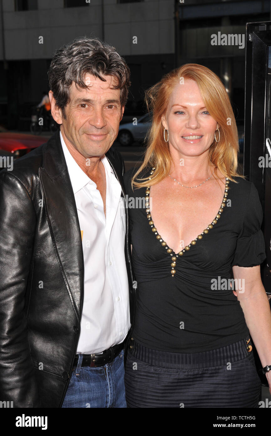 LOS ANGELES, CA. 17 settembre 2008: Marg Helgenberger & marito Alan Rosenberg presso il Los Angeles premiere di 'Appaloosa' presso l'Accademia Teatro, Beverly Hills. © 2008 Paul Smith / Featureflash Foto Stock