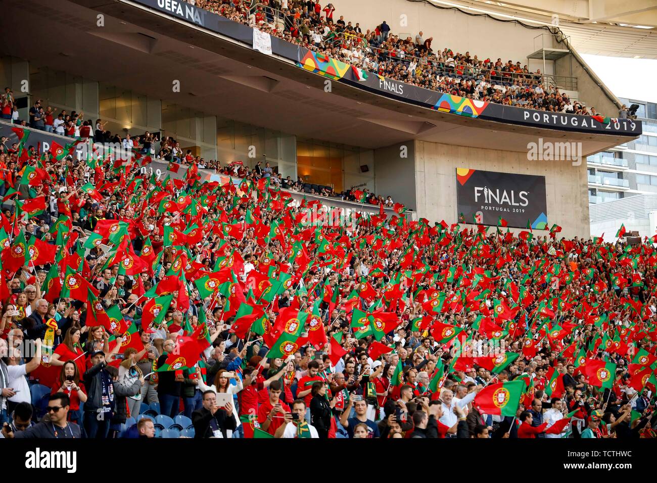 Porto, Portogallo. 09 Giugno, 2019. Il Portogallo appassionati prima la UEFA Nazioni League match finale tra il Portogallo e i Paesi Bassi a Estadio do Dragao il 9 giugno 2019 a Porto, Portogallo. (Foto di Daniel Chesterton/phcimages.com) Credit: Immagini di PHC/Alamy Live News Foto Stock