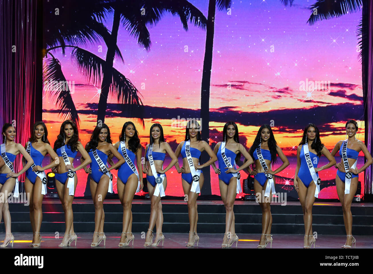 Quezon City, Filippine. Il 9 giugno, 2019. I candidati pongono nei loro costumi da bagno durante il grand incoronazione notte del 2019 Binibining Pilipinas beauty pageant in Quezon City, Filippine, 9 giugno 2019. Un totale di 40 partecipanti provenienti da tutto il paese hanno gareggiato per il titolo di Miss Universo Filippine durante il 2019 Binibining Pilipinas beauty pageant domenica. Credito: Rouelle Umali/Xinhua/Alamy Live News Foto Stock