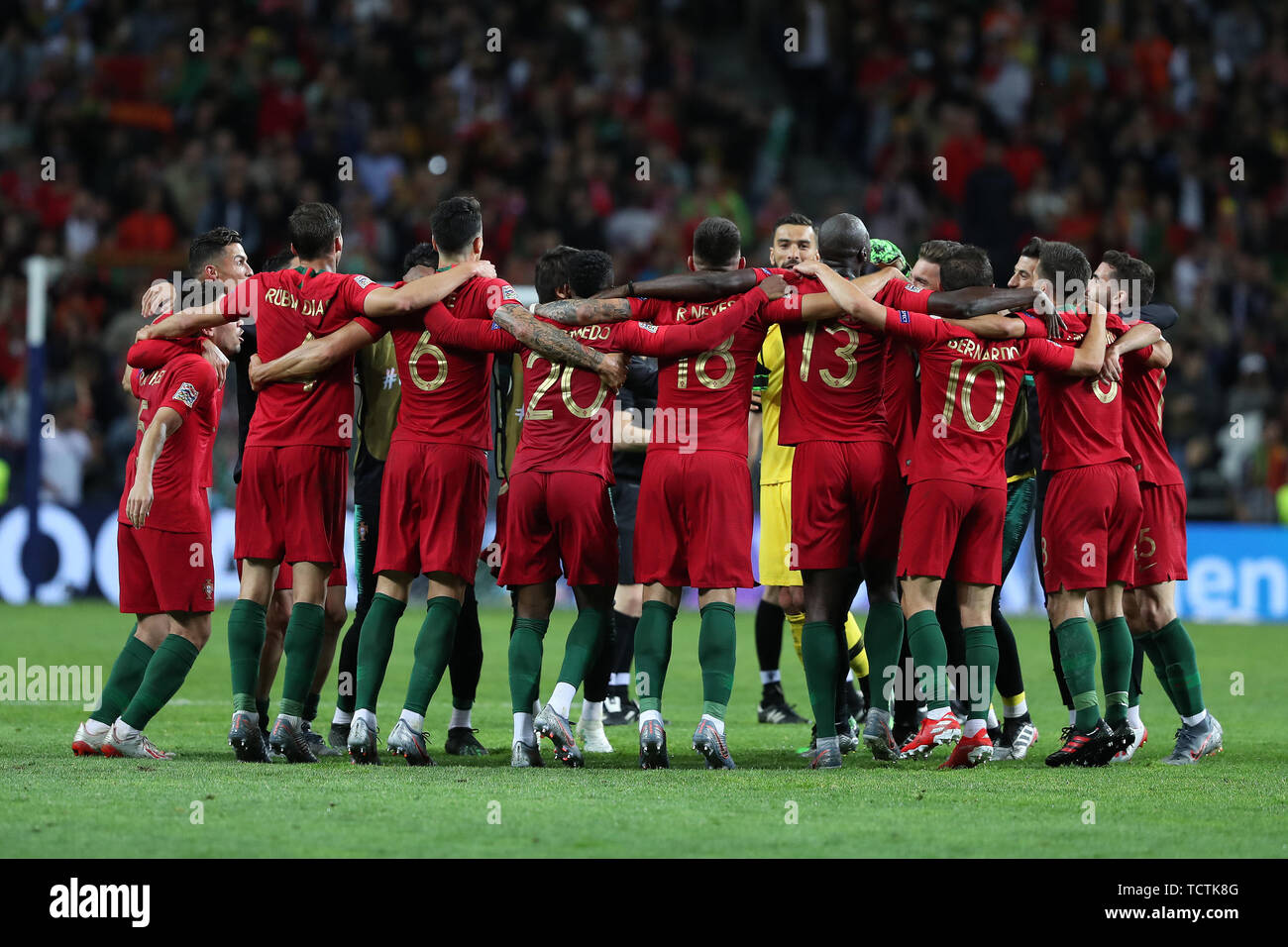 Porto, Portogallo. Il 9 giugno, 2019. In Portogallo i giocatori di festeggiare dopo aver vinto la Coppa UEFA Nazioni Classifica Finale di partita di calcio tra il Portogallo e i Paesi Bassi, al Dragao Stadium di Porto, Portogallo, in data 9 giugno 2019. Credito: Pedro Fiuza/ZUMA filo/Alamy Live News Foto Stock