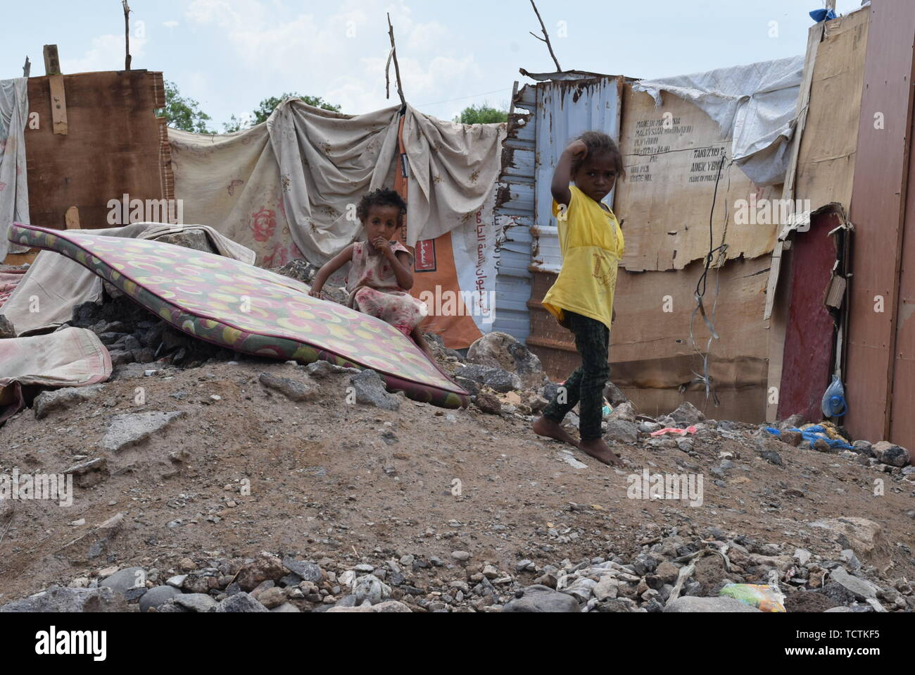 Aden, Yemen. Il 9 giugno, 2019. I bambini sfollati sono visti nel loro spostamento camp nella periferia di Aden, Yemen, in data 9 giugno 2019. Le piogge torrenziali e alluvioni hanno colpito diversi parti dello Yemen del sud e nelle province orientali di domenica, lasciando almeno tre morti e diversi altri feriti, local security fonti. Migliaia di sfollati Yemenis sulla base di Aden la periferia più colpiti dalle forti piogge che ha danneggiato la loro fortuna luoghi di abitazione. Credito: Murad Abdo/Xinhua/Alamy Live News Foto Stock