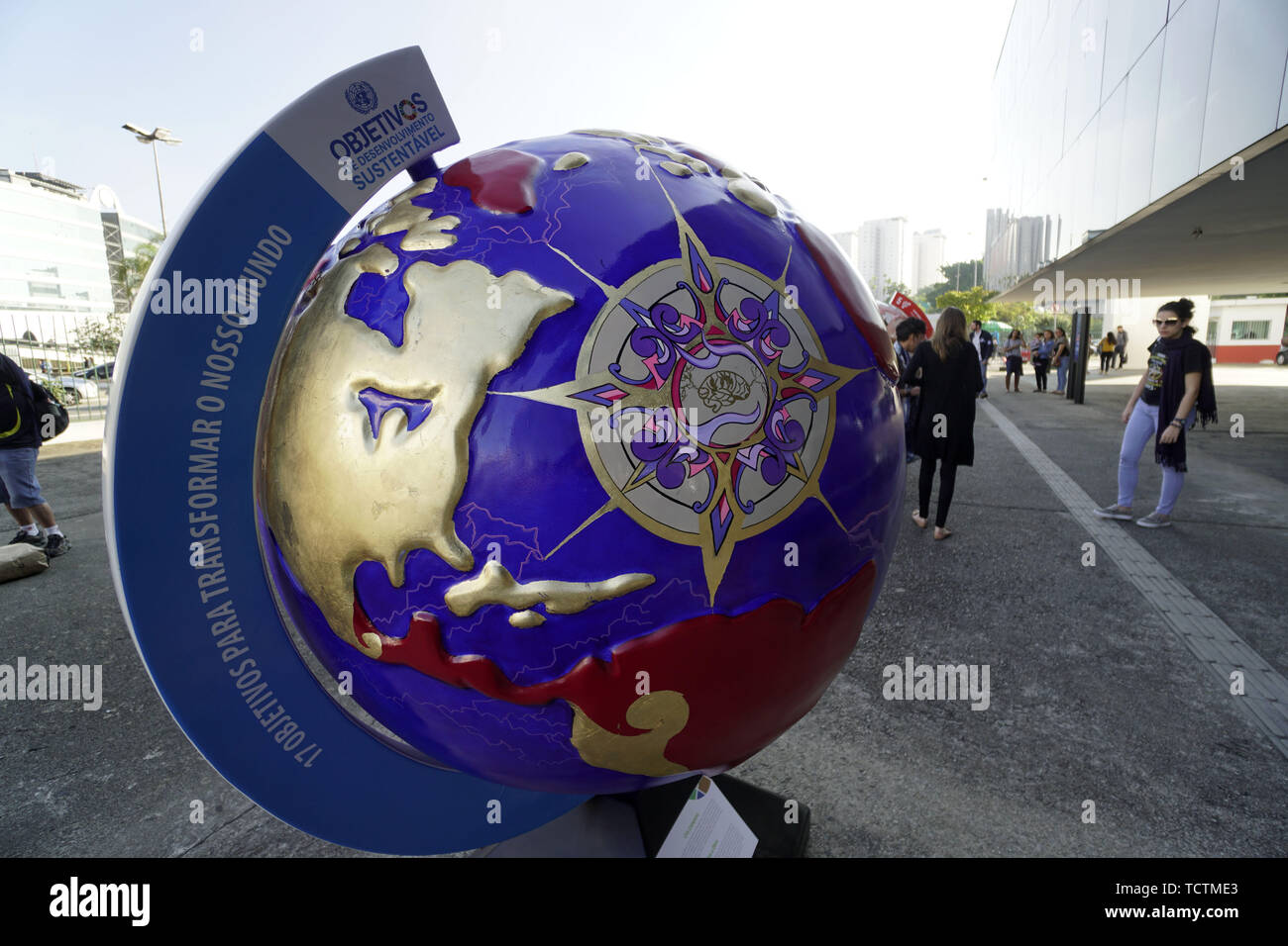 Sao Paulo, Brasile. 09 Giugno, 2019. 17 Obiettivi - Le persone che frequentano la cerimonia di inaugurazione di ''17 gli obiettivi di uno sviluppo sostenibile (ODS) per un Mondo Migliore" mostra al Latin American Memorial in Sao Paulo, Brasile. Secondo le informazioni fornite dalla stampa locale, diciassette artisti brasiliani sono stati invitati a presentare le loro opere, ognuna ispirata dall'ODS, sul globo terrestre repliche. La mostra si propone di creare interesse e di riflessione sull'ODS delle Nazioni Unite (ONU) per un mondo sostenibile e si terrà a Sao Paulo fino al mese di giugno 21. Credito: ZUMA Press, Inc./Alamy Live News Foto Stock