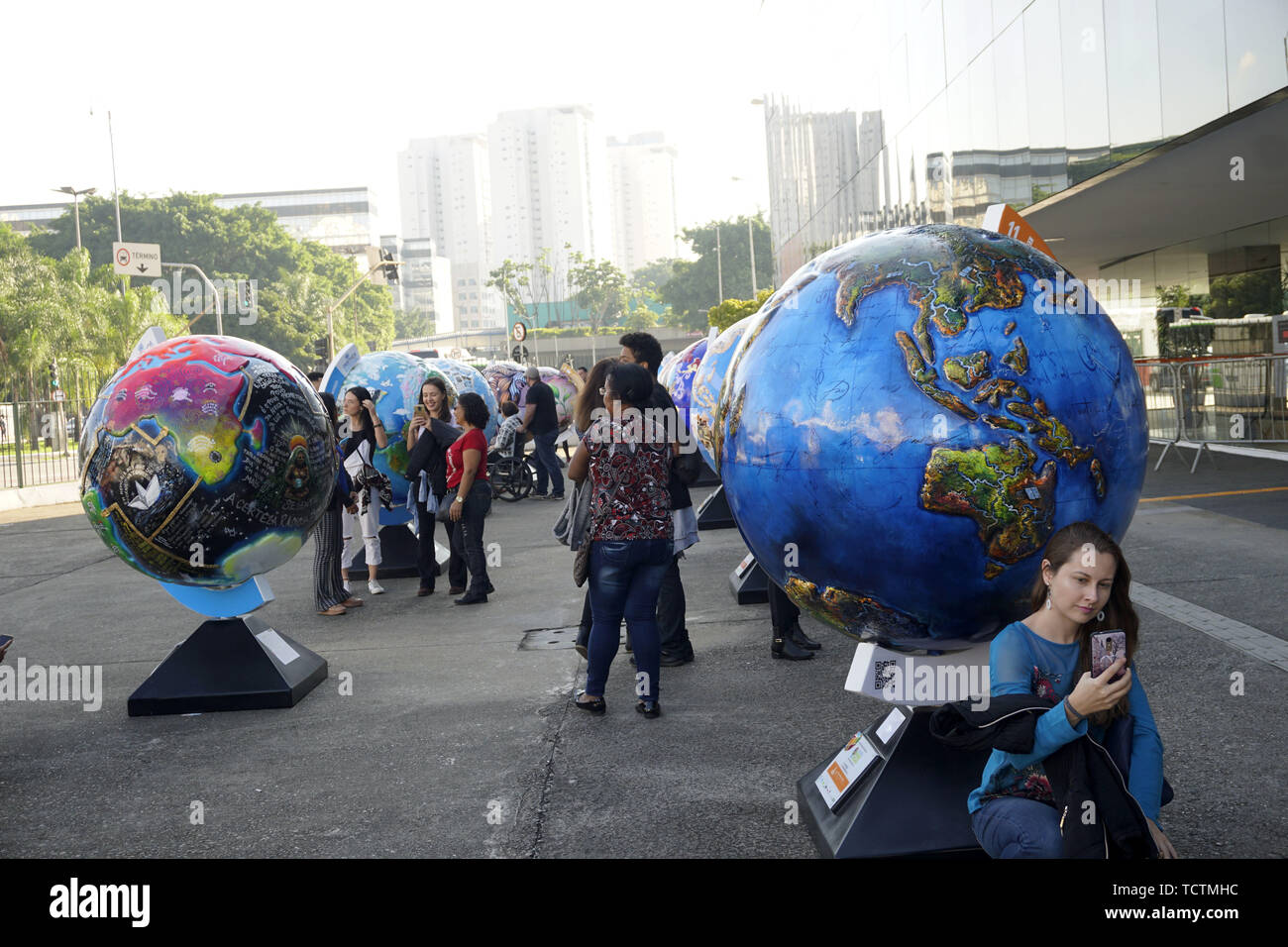Sao Paulo, Brasile. 09 Giugno, 2019. 17 Obiettivi - Le persone che frequentano la cerimonia di inaugurazione di ''17 gli obiettivi di uno sviluppo sostenibile (ODS) per un Mondo Migliore" mostra al Latin American Memorial in Sao Paulo, Brasile. Secondo le informazioni fornite dalla stampa locale, diciassette artisti brasiliani sono stati invitati a presentare le loro opere, ognuna ispirata dall'ODS, sul globo terrestre repliche. La mostra si propone di creare interesse e di riflessione sull'ODS delle Nazioni Unite (ONU) per un mondo sostenibile e si terrà a Sao Paulo fino al mese di giugno 21. Credito: ZUMA Press, Inc./Alamy Live News Foto Stock