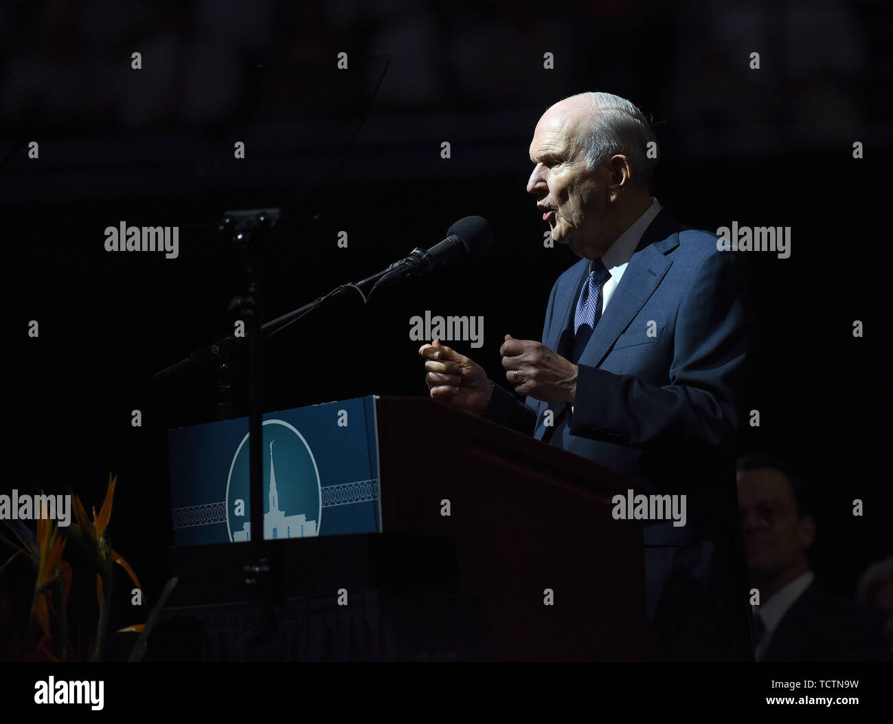 Orlando, Florida. 09 Giugno, 2019. Russell M. Nelson, 94 anni, presidente della Chiesa di Gesù Cristo dei Santi degli Ultimi Giorni, risolve il pubblico in un gesto devozionale alla Amway Center il 9 giugno 2019 a Orlando, Florida. Credito: Paul Hennessy/Alamy Live News Foto Stock