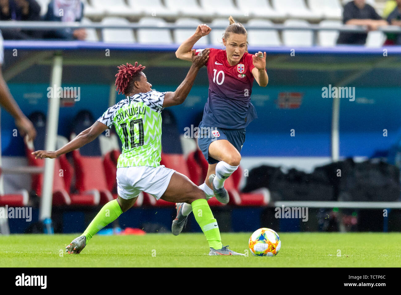 Reims, Francia. 8 Giugno, 2019. Caroline Graham Hansen (Norvegia) Rita Chikwelu (Nigeria) durante il FIFA Coppa del Mondo Donne Francia 2019 Gruppo una corrispondenza tra la Norvegia 3-0 la Nigeria a Auguste Delaune Stadium di Reims, Francia, giugno 8, 2019. Credito: Maurizio Borsari/AFLO/Alamy Live News Foto Stock