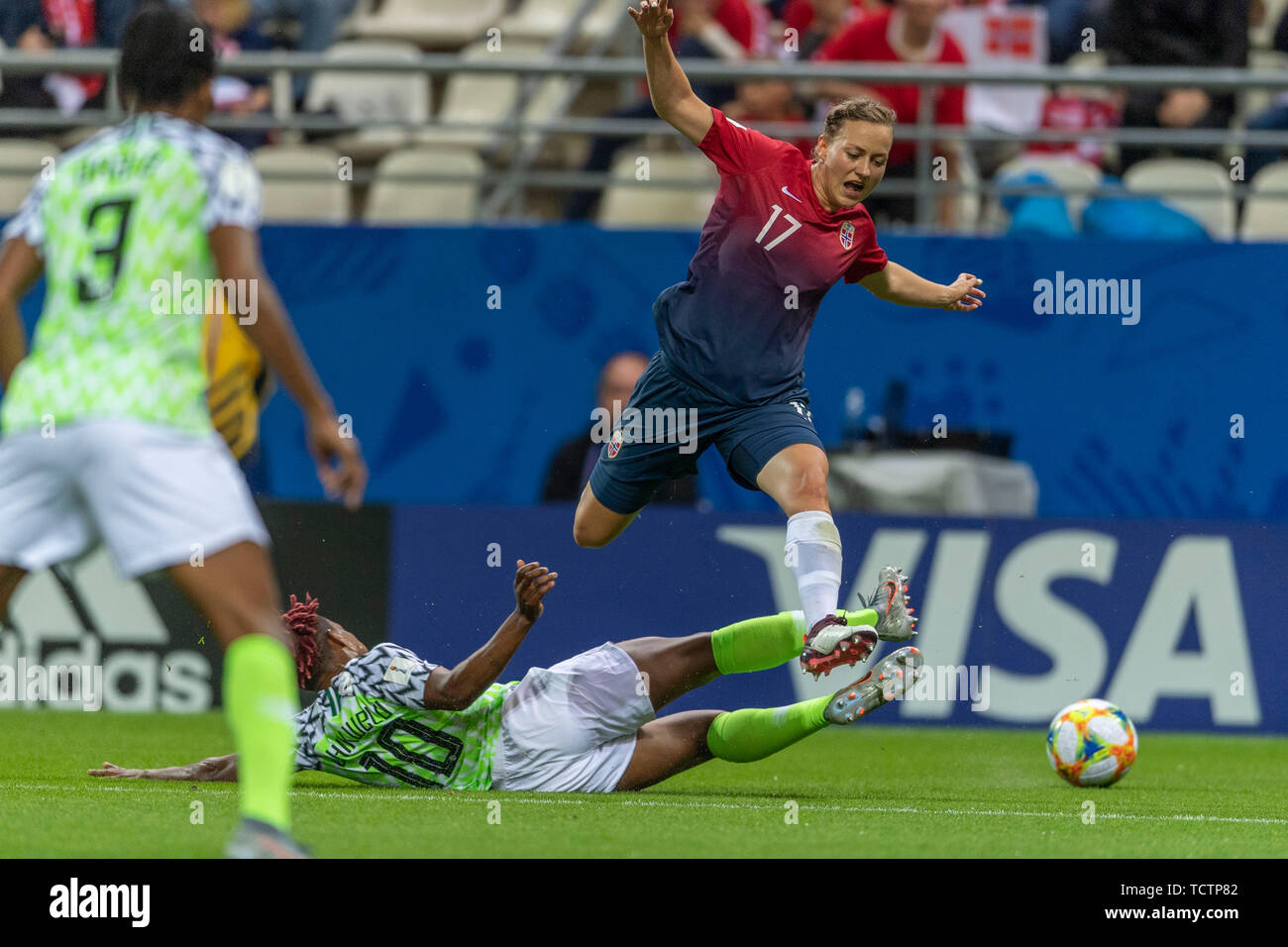 Reims, Francia. 8 Giugno, 2019. Kristine Minde (Norvegia) Rita Chikwelu (Nigeria) durante il FIFA Coppa del Mondo Donne Francia 2019 Gruppo una corrispondenza tra la Norvegia 3-0 la Nigeria a Auguste Delaune Stadium di Reims, Francia, giugno 8, 2019. Credito: Maurizio Borsari/AFLO/Alamy Live News Foto Stock