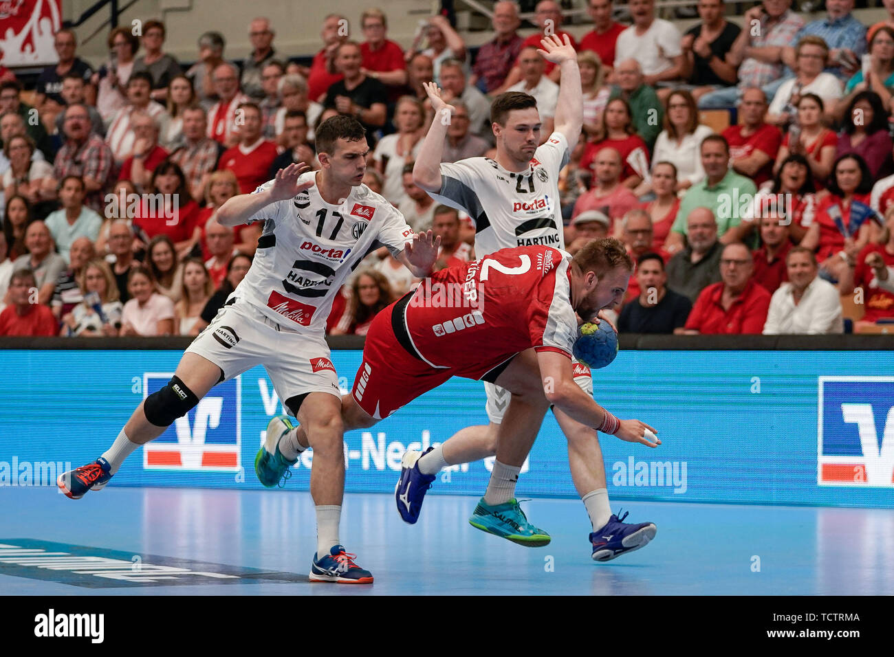 Da sinistra: Aliaksandr Padshyvalau (GWD, 17), Frederic Stuber (Le civette, 2), Max Staar (GWD, 27), duelli, gioco scena, Duello, duello, affrontare, affrontando, Dynamics, azione, azione, 09.06. 2019, Ludwigshafen am Rhein, pallamano, DKB Bundesliga, TSG Ludwigshafen-Friesenheim (Civette) - TSV GWD Minden | Utilizzo di tutto il mondo Foto Stock