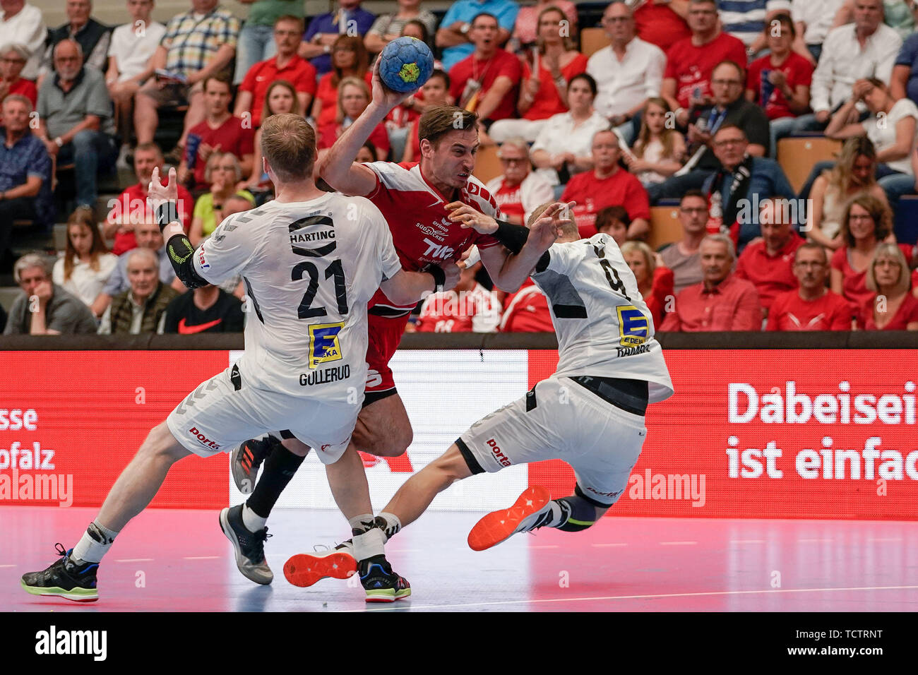 V.li .: Magnus Gullerud (GWD, 21), Gunnar Dietrich (Le civette, 8), Christoffer Rambo (GWD, 9), duelli, gioco scena, duello, duello, affrontare, affrontando, dynamics, azione, azione, 09.06. 2019, Ludwigshafen am Rhein, pallamano, DKB Bundesliga, TSG Ludwigshafen-Friesenheim (Civette) - TSV GWD Minden | Utilizzo di tutto il mondo Foto Stock