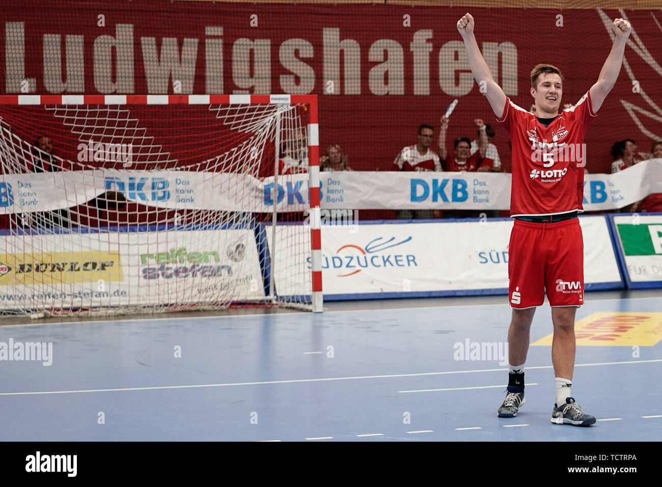Stefan Salger (Le civette, 5), giubilo dopo il fischio finale, vittoria, vincitore, vincitore, saluti allegria, gioia, ottimista, evidenziare, azione, azione, 09.06.2019, Ludwigshafen am Rhein, pallamano, DKB Bundesliga, TSG Ludwigshafen- Friesenheim (Civette) - TSV GWD Minden | Utilizzo di tutto il mondo Foto Stock