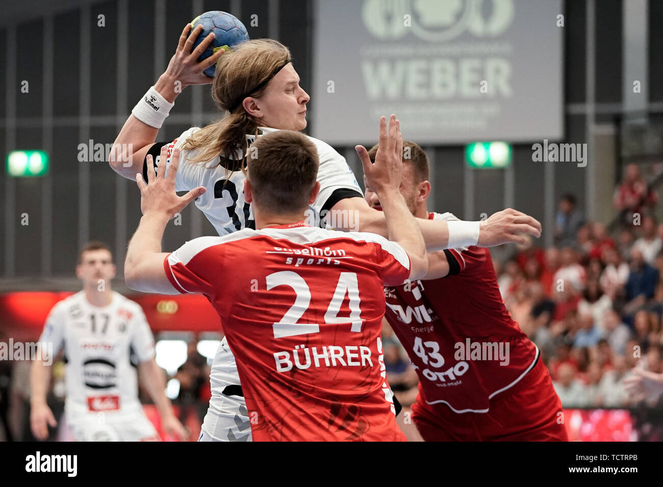 Da sinistra a destra: Andreas Cederholm (GWD, 34), Pascal Buhrer (Le civette, 24), Kai Dippe (Le civette, 43), duelli, gioco scena, Duello, duello, affrontare, affrontando, Dynamics, azione, azione, 09.06 .2019, Ludwigshafen am Rhein, pallamano, DKB Bundesliga, TSG Ludwigshafen-Friesenheim (Civette) - TSV GWD Minden | Utilizzo di tutto il mondo Foto Stock