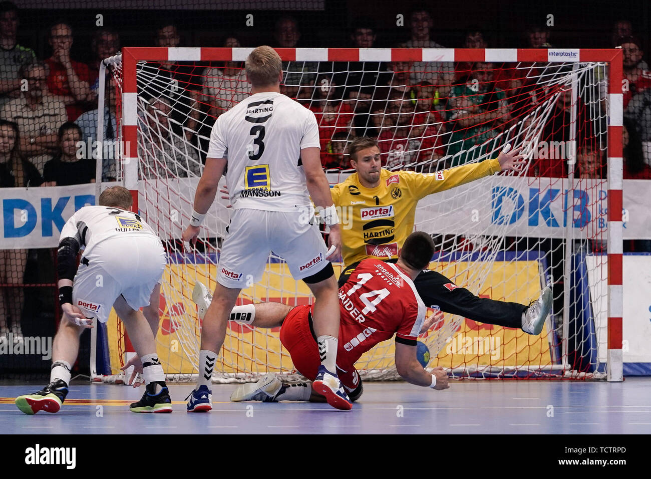 Da sinistra a destra: Magnus Gullerud (GWD, 21), Anton Mansson (GWD, 3), Massimiliano Haider (Le civette, 14), Espen Christensen (portiere, GWD, 1), azione, azione, gioco scena, 09.06.2019, Ludwigshafen am Rhein, pallamano, DKB Bundesliga, TSG Ludwigshafen-Friesenheim (Civette) - TSV GWD Minden | Utilizzo di tutto il mondo Foto Stock