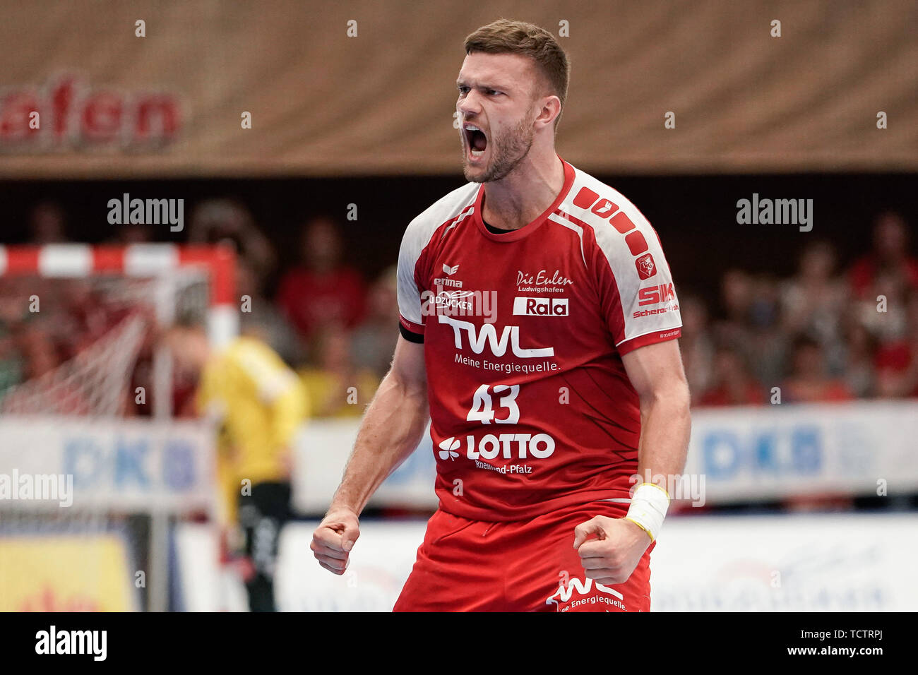 Il portiere Kai Dippe (Le civette, 43), celebra un obiettivo, giubilo, goaljubel, goalerfolg, celebrare l'obiettivo, obiettivo, celebrazione, giubilo circa l'obiettivo, ottimista, scena, evidenziare, azione, azione, 09.06.2019, Ludwigshafen am Rhein, pallamano, DKB Bundesliga, TSG Ludwigshafen-Friesenheim (Civette) - TSV GWD Minden | Utilizzo di tutto il mondo Foto Stock