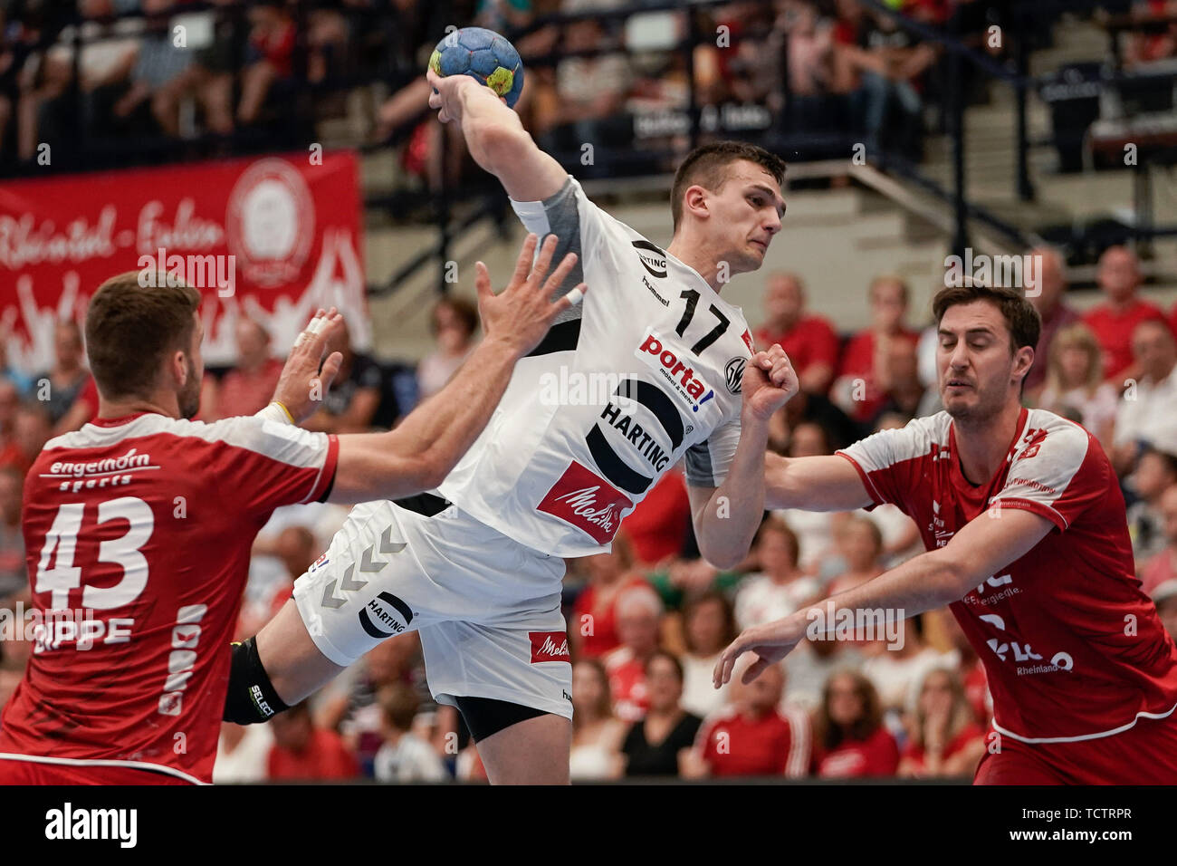 V.li .: Kai Dippe (Le civette, 43), Aliaksandr Padshyvalau (GWD, 17), Gunnar Dietrich (Le civette, 8), il salto buttare, lanciare obiettivo gettare, azione, azione, gioco scena, 09.06.2019, Ludwigshafen am Rhein, pallamano, DKB Bundesliga, TSG Ludwigshafen-Friesenheim (Civette) - TSV GWD Minden | Utilizzo di tutto il mondo Foto Stock