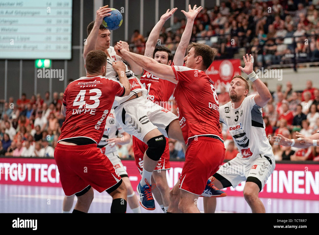 V.li .: Kai Dippe (Le civette, 43), Aliaksandr Padshyvalau (GWD, 17), Gunnar Dietrich (Le civette, 8), duelli, gioco scena, Duello, duello, affrontare, affrontando, Dynamics, azione, azione, 09.06 .2019, Ludwigshafen am Rhein, pallamano, DKB Bundesliga, TSG Ludwigshafen-Friesenheim (Civette) - TSV GWD Minden | Utilizzo di tutto il mondo Foto Stock