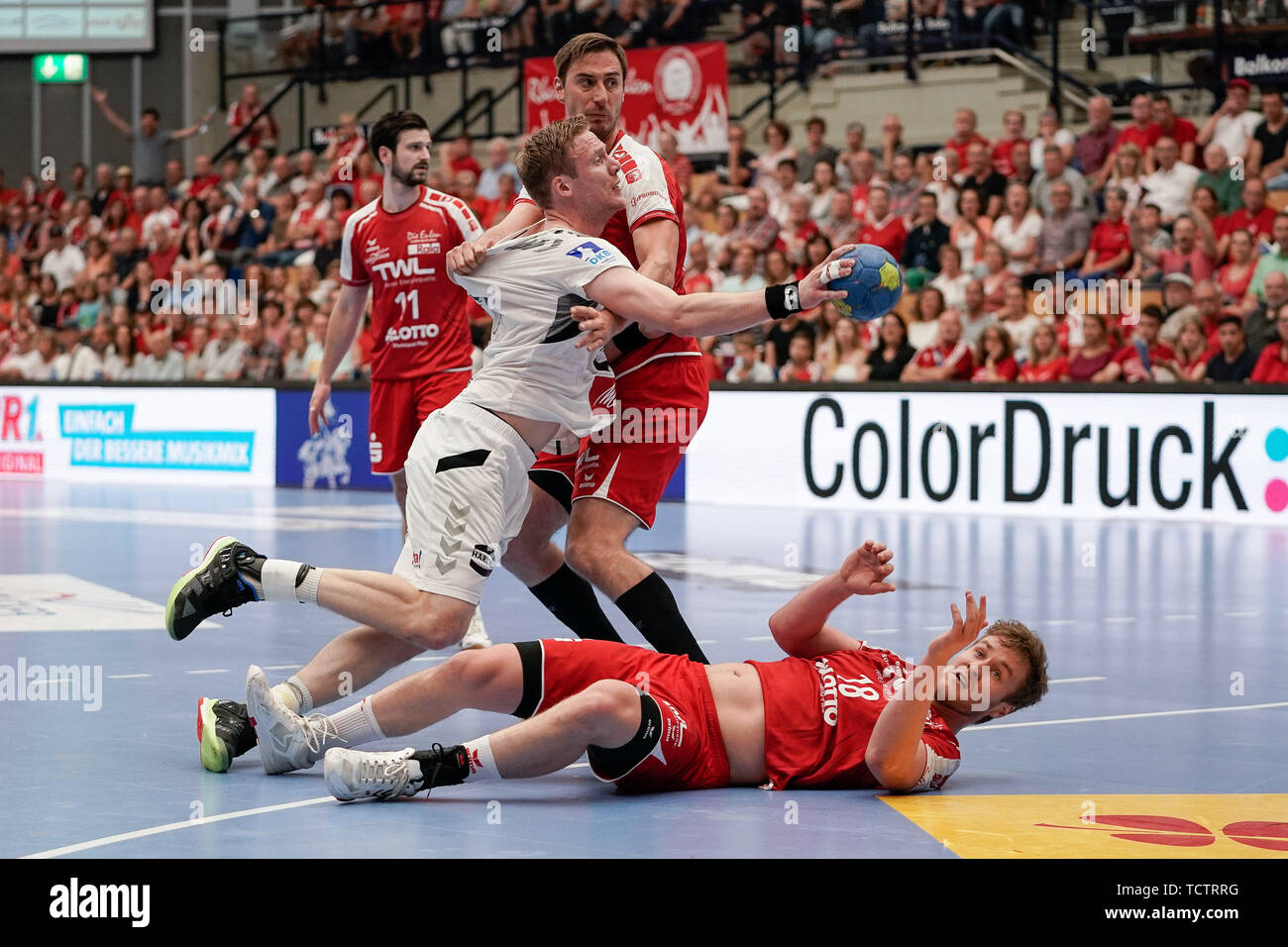 Da sinistra: Magnus Gullerud (GWD, 21), Gunnar Dietrich (Le civette, 8), Alexander Feld (Le civette, 18), duelli, gioco scena, Duello, duello, affrontare, affrontando, Dynamics, azione, azione, 09.06 .2019, Ludwigshafen am Rhein, pallamano, DKB Bundesliga, TSG Ludwigshafen-Friesenheim (Civette) - TSV GWD Minden | Utilizzo di tutto il mondo Foto Stock
