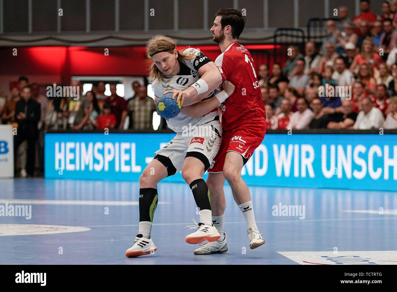 Da sinistra a destra: Andreas Cederholm (GWD, 34), Jonathan Scholz (Le civette, 11), duelli, gioco scena, duello, duello, affrontare, affrontando, dynamics, azione, azione, 09.06.2019, Ludwigshafen am Rhein, pallamano, DKB Bundesliga, TSG Ludwigshafen-Friesenheim (Civette) - TSV GWD Minden | Utilizzo di tutto il mondo Foto Stock