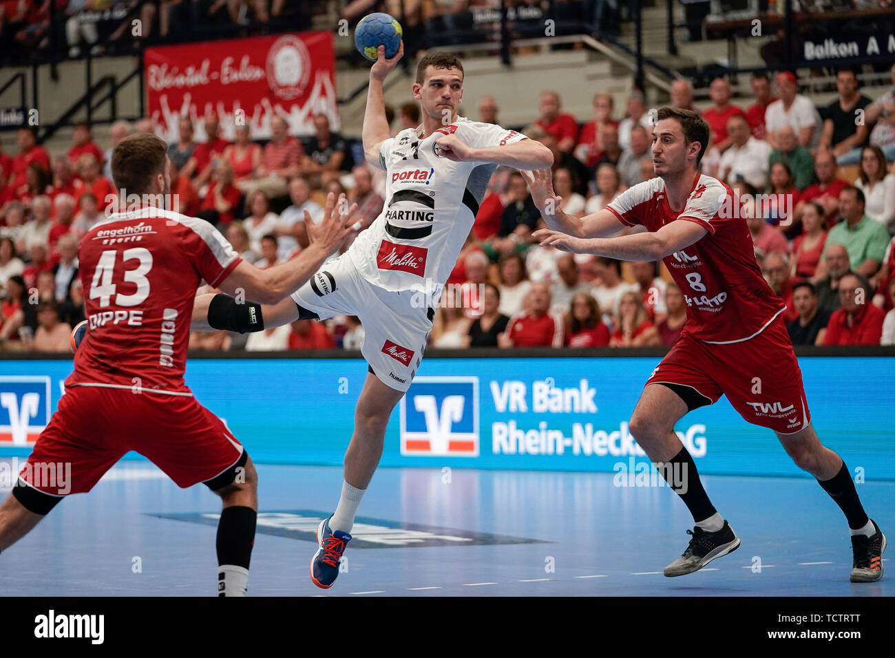 V.li .: Kai Dippe (Le civette, 43), Aliaksandr Padshyvalau (GWD, 17), Gunnar Dietrich (Le civette, 8), il salto buttare, lanciare obiettivo gettare, azione, azione, gioco scena, 09.06.2019, Ludwigshafen am Rhein, pallamano, DKB Bundesliga, TSG Ludwigshafen-Friesenheim (Civette) - TSV GWD Minden | Utilizzo di tutto il mondo Foto Stock