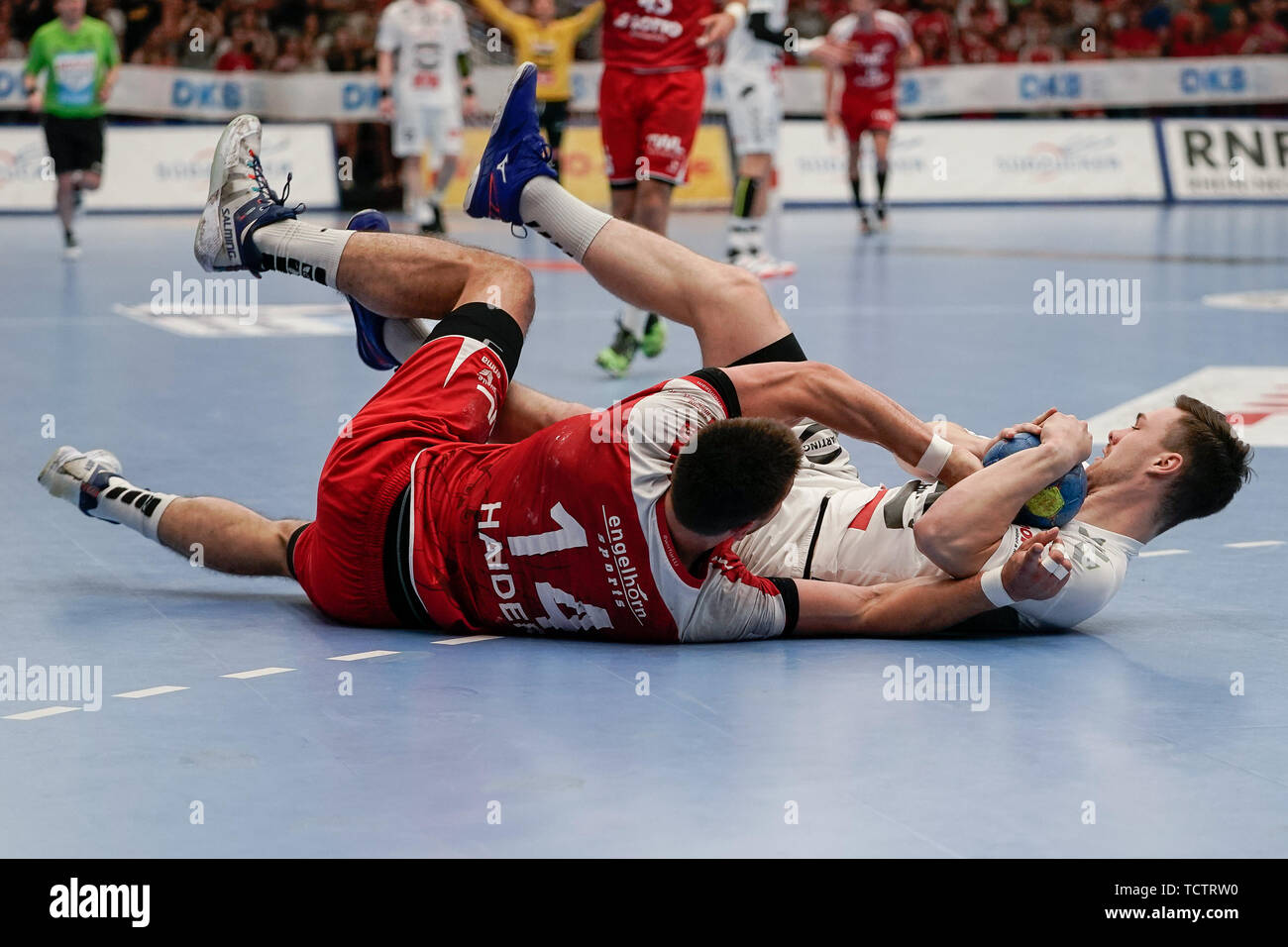 V.li .: Massimiliano Haider (Le civette, 14), Max Staar (GWD, 27), duelli, gioco scena, duello, duello, affrontare, affrontando, dynamics, azione, azione, 09.06.2019, Ludwigshafen am Rhein, pallamano, DKB Bundesliga, TSG Ludwigshafen-Friesenheim (Civette) - TSV GWD Minden | Utilizzo di tutto il mondo Foto Stock