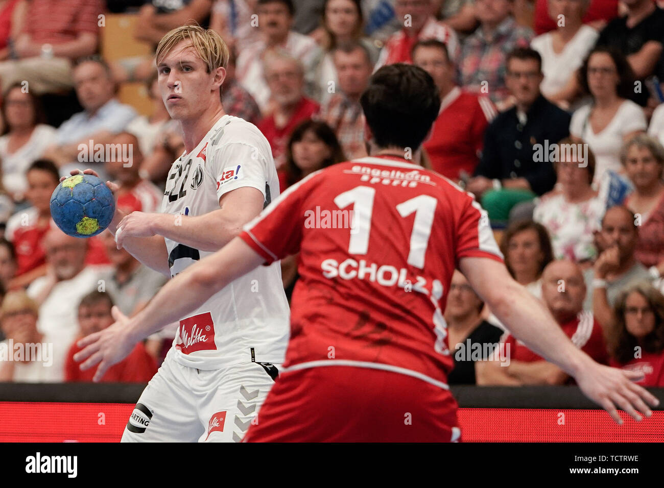 V.li .: Michalczik Mariano (GWD, 22), Jonathan Scholz (Le civette, 11), azione, azione, gioco scena, 09.06.2019, Ludwigshafen am Rhein, pallamano, DKB Bundesliga, TSG Ludwigshafen-Friesenheim (Civette) - TSV GWD Minden | Utilizzo di tutto il mondo Foto Stock