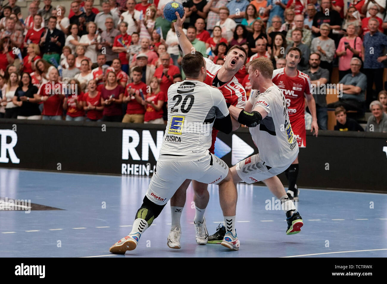 Da sinistra: Miljan Pusica (GWD, 20), Pascal Buhrer (Le civette, 24), Magnus Gullerud (GWD, 21), duelli, gioco scena, Duello, duello, affrontare, affrontando, Dynamics, azione, azione, 09.06. 2019, Ludwigshafen am Rhein, pallamano, DKB Bundesliga, TSG Ludwigshafen-Friesenheim (Civette) - TSV GWD Minden | Utilizzo di tutto il mondo Foto Stock