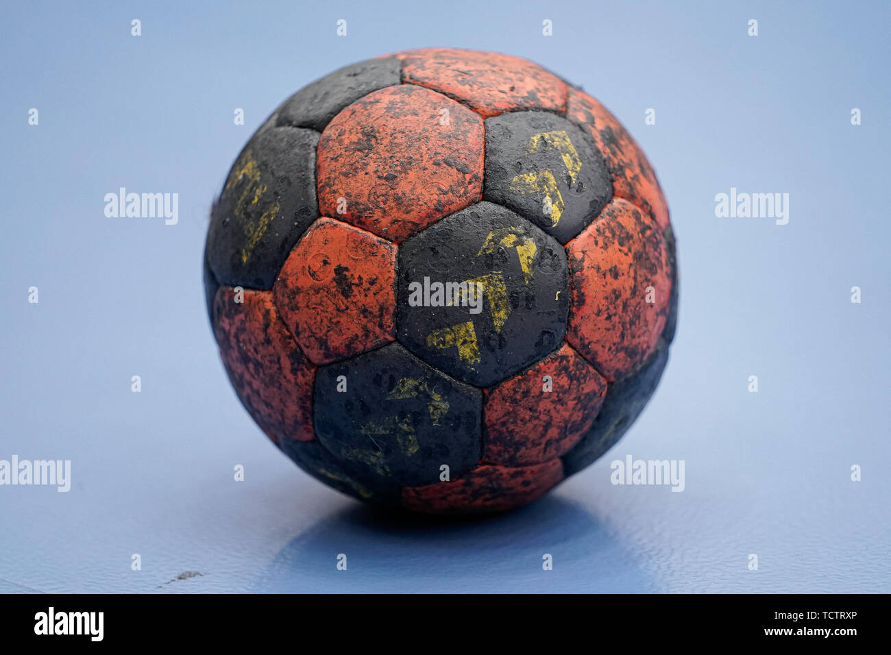 Una sfera del marchio Hummel giace sul pavimento della hall, Palla ufficiale, ufficiale match ball, simbolo foto, immagine simbolo, il simbolo, 09.06.2019, Ludwigshafen am Rhein, pallamano, DKB Bundesliga, TSG Ludwigshafen-Friesenheim (civette) - TSV GWD Minden | Utilizzo di tutto il mondo Foto Stock