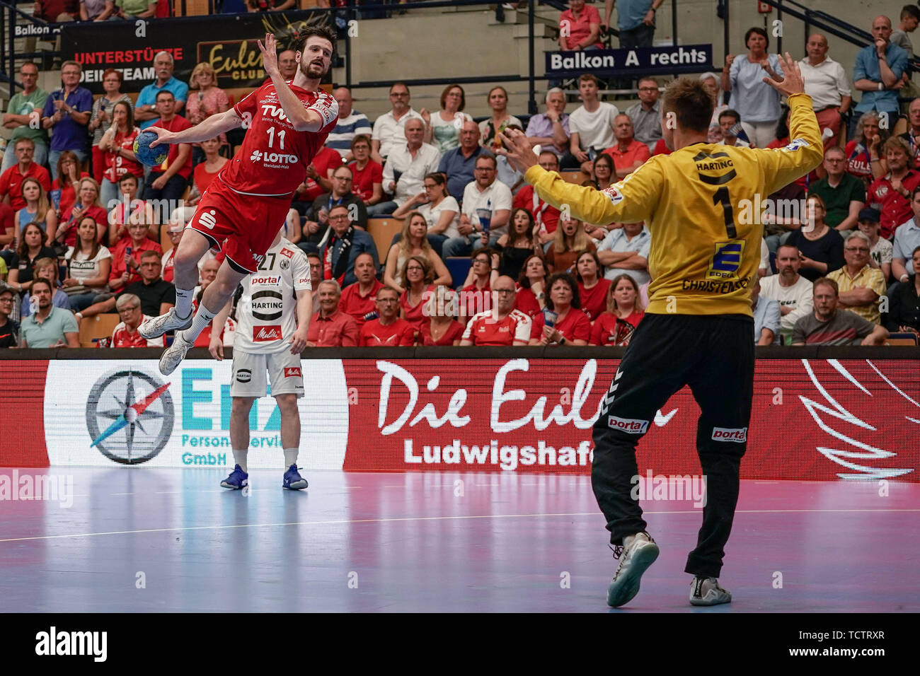 V.li .: il più tardi Matchwinner Jonathan Scholz (Le civette, 11) segnato un gol contro Espen Christensen (portiere, GWD, 1), il salto buttare, lanciare obiettivo gettare, azione, azione, gioco scena, 09.06.2019, Ludwigshafen am Rhein , pallamano, DKB Bundesliga, TSG Ludwigshafen-Friesenheim (Civette) - TSV GWD Minden | Utilizzo di tutto il mondo Foto Stock