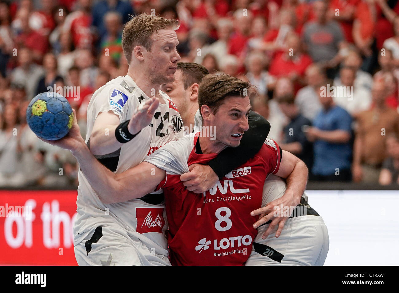 V.li .: Magnus Gullerud (GWD, 21), Gunnar Dietrich (Le civette, 8), Miljan Pusica (GWD, 20), duelli, gioco scena, Duello, duello, affrontare, affrontando, Dynamics, azione, azione, 09.06. 2019, Ludwigshafen am Rhein, pallamano, DKB Bundesliga, TSG Ludwigshafen-Friesenheim (Civette) - TSV GWD Minden | Utilizzo di tutto il mondo Foto Stock