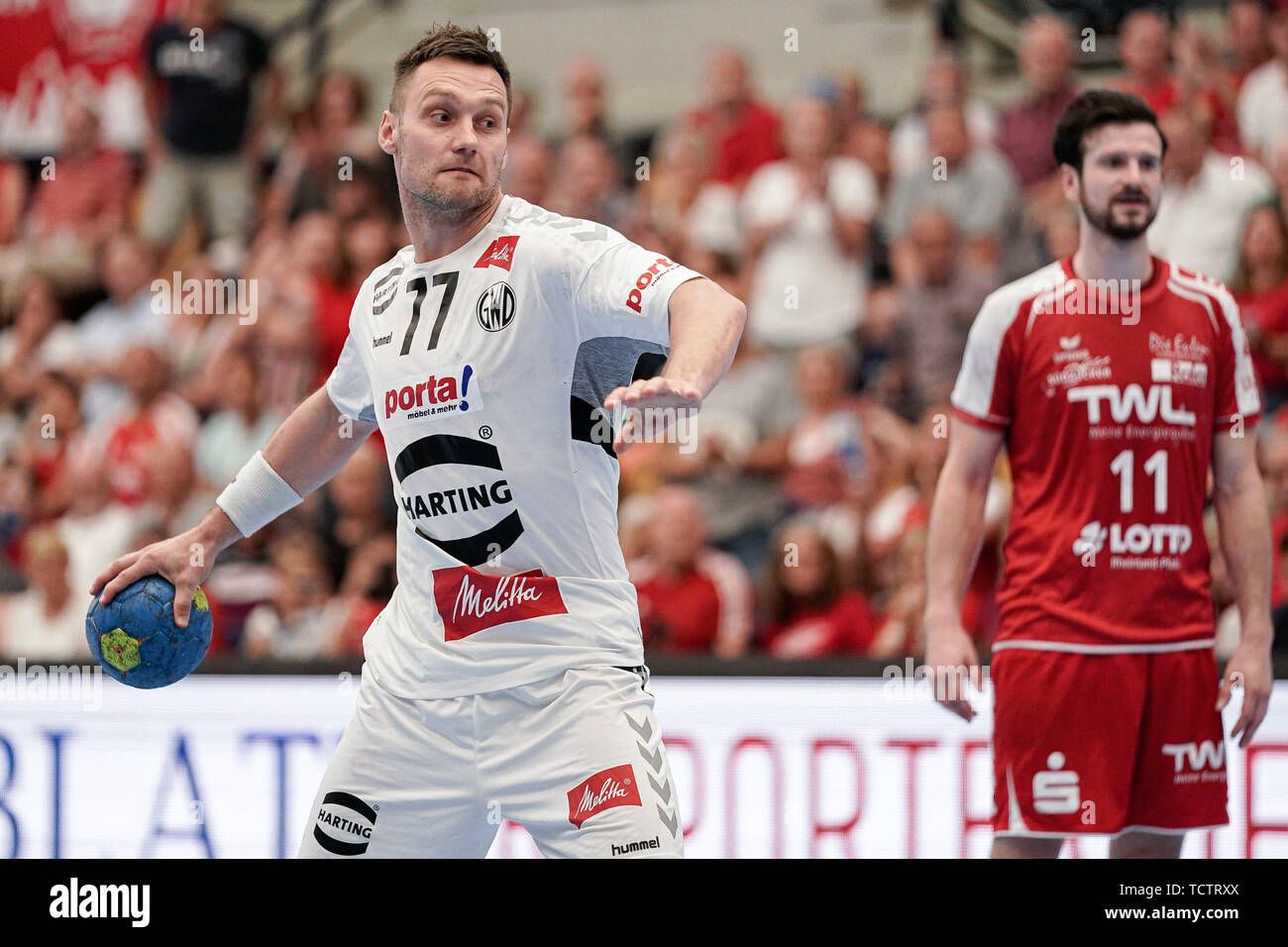 V.li .: Luka Zvizej (GWD, 77), Jonathan Scholz (Le civette, 11), sette metri, 7 metri, pena buttare, gioco scena, azione, azione, 09.06.2019, Ludwigshafen am Rhein, pallamano, DKB Bundesliga, TSG Ludwigshafen-Friesenheim (Civette) - TSV GWD Minden | Utilizzo di tutto il mondo Foto Stock