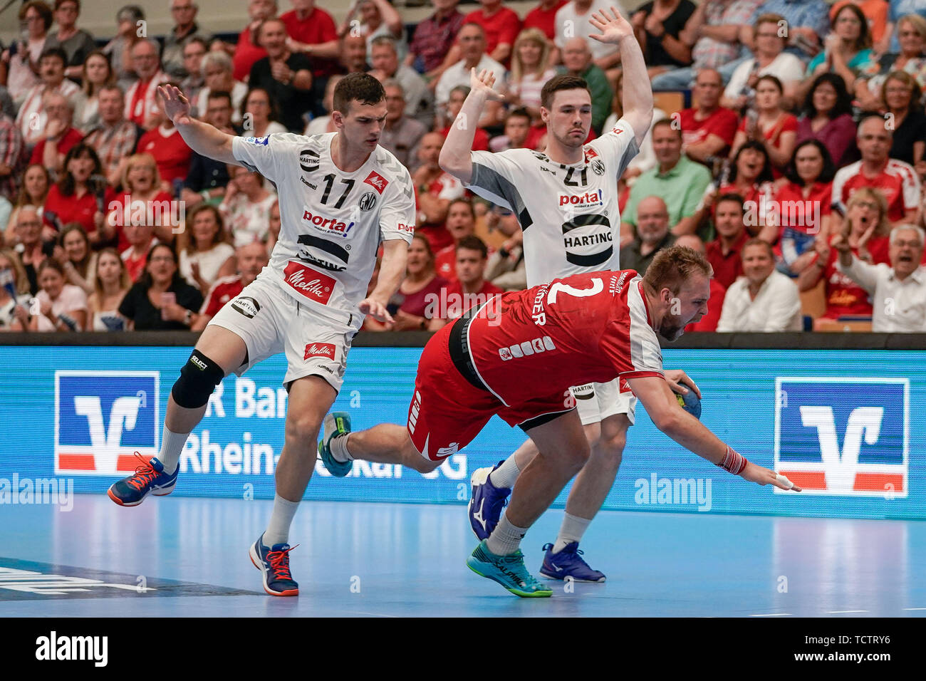 Da sinistra: Aliaksandr Padshyvalau (GWD, 17), Frederic Stuber (Le civette, 2), Max Staar (GWD, 27), duelli, gioco scena, Duello, duello, affrontare, affrontando, Dynamics, azione, azione, 09.06. 2019, Ludwigshafen am Rhein, pallamano, DKB Bundesliga, TSG Ludwigshafen-Friesenheim (Civette) - TSV GWD Minden | Utilizzo di tutto il mondo Foto Stock