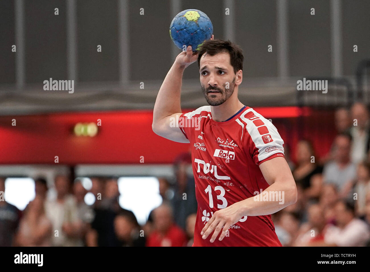 David Spiler (Le civette, 13), sulla sfera, immagine singola, azione, azione, 09.06.2019, Ludwigshafen am Rhein, pallamano, DKB Bundesliga, TSG Ludwigshafen-Friesenheim (Civette) - TSV GWD Minden | Utilizzo di tutto il mondo Foto Stock