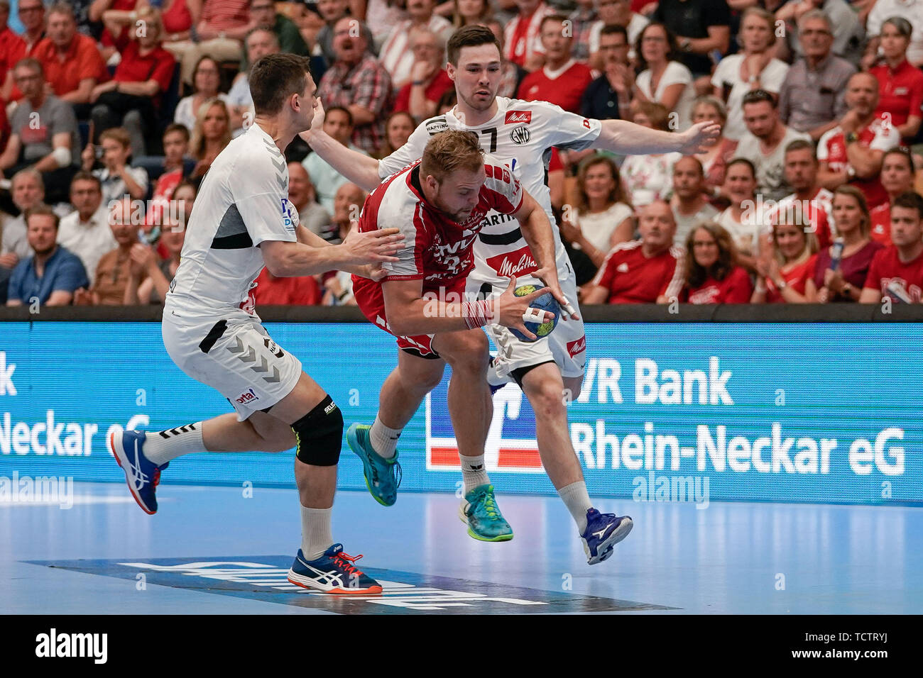 Da sinistra: Aliaksandr Padshyvalau (GWD, 17), Frederic Stuber (Le civette, 2), Max Staar (GWD, 27), duelli, gioco scena, Duello, duello, affrontare, affrontando, Dynamics, azione, azione, 09.06. 2019, Ludwigshafen am Rhein, pallamano, DKB Bundesliga, TSG Ludwigshafen-Friesenheim (Civette) - TSV GWD Minden | Utilizzo di tutto il mondo Foto Stock