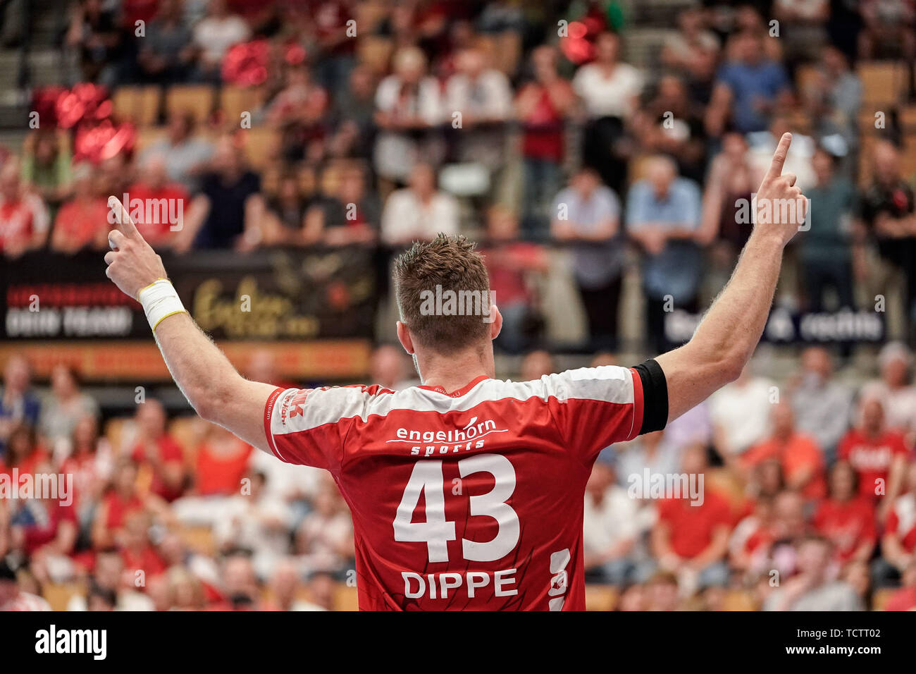 Kai Dippe (Le civette, 43) festeggia con i tifosi il campionato, giubilo dopo il fischio finale, vittoria, vincitore, vincitore, saluti allegria, gioia, ottimista, evidenziare, immagine singola, azione, azione, 09.06.2019, Ludwigshafen am Rhein, pallamano, DKB Bundesliga, TSG Ludwigshafen-Friesenheim (Civette) - TSV GWD Minden | Utilizzo di tutto il mondo Foto Stock