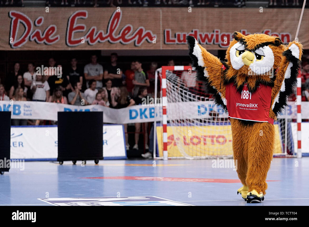 La Civetta (la mascotte del TSG Ludwigshafen-Friesenheim, Civette), fornisce un umore prima che il gioco, azione, azione, Symbolfoto, icona, simbolo, 09.06.2019, Ludwigshafen am Rhein, pallamano, DKB Bundesliga, TSG Ludwigshafen-Friesenheim ( Le civette) - TSV GWD Minden | Utilizzo di tutto il mondo Foto Stock