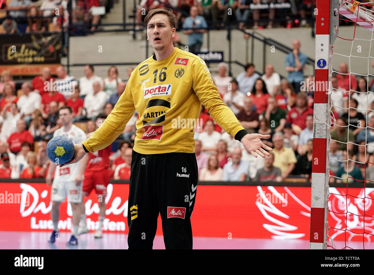 Kim Sonne Hansen (portiere, GWD, 16), guardando la sfera, delusi delusione, frustratedration, delusi pessimisti, azione, azione, gioco scena, 09.06.2019, Ludwigshafen am Rhein, pallamano, DKB Bundesliga, TSG Ludwigshafen-Friesenheim (Die Civette) - TSV GWD Minden | Utilizzo di tutto il mondo Foto Stock