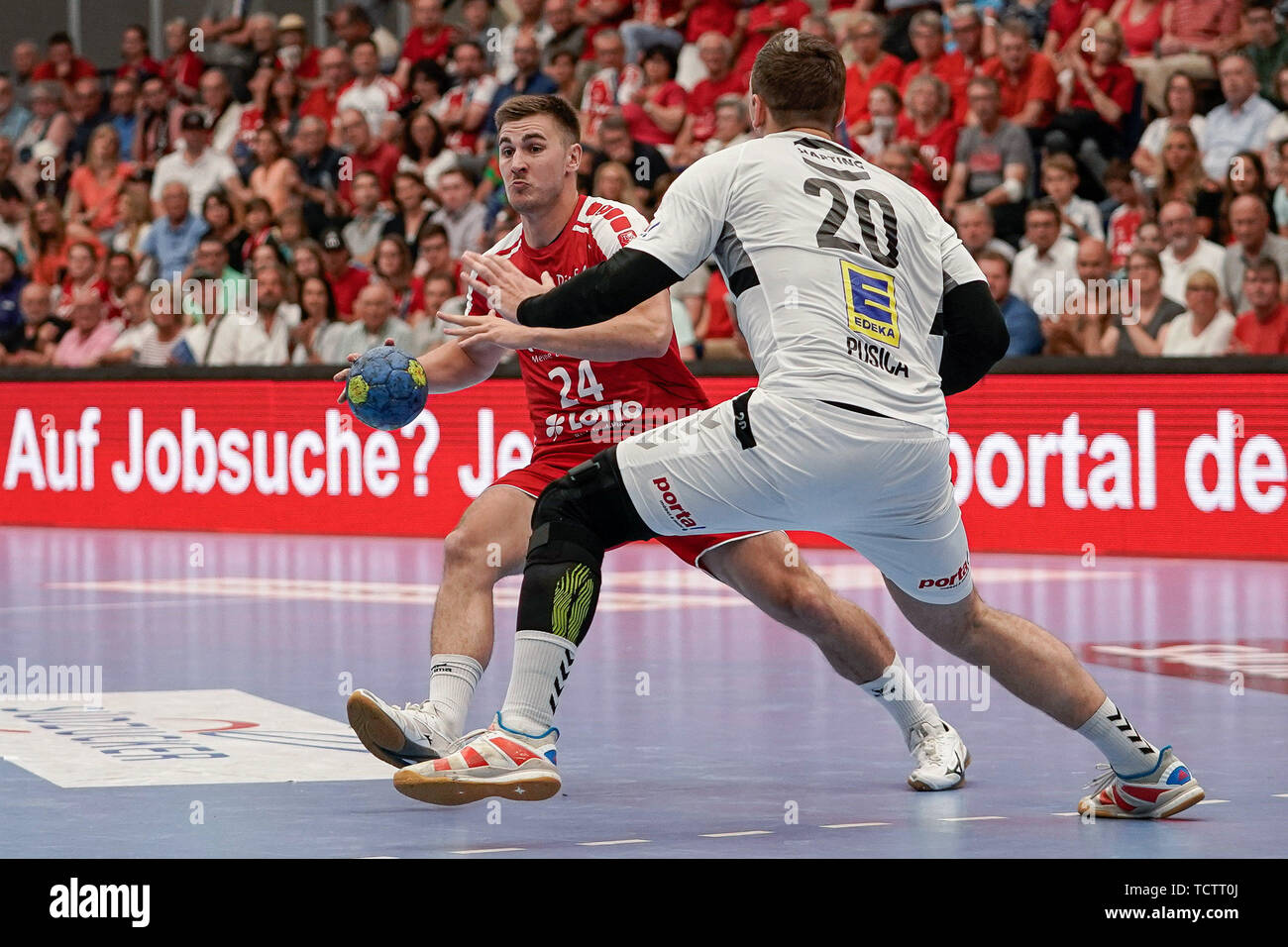 V.li .: Pascal Buhrer (Le civette, 24), Miljan Pusica (GWD, 20), azione, azione, gioco scena, 09.06.2019, Ludwigshafen am Rhein, pallamano, DKB Bundesliga, TSG Ludwigshafen-Friesenheim (Civette) - TSV GWD Minden | Utilizzo di tutto il mondo Foto Stock