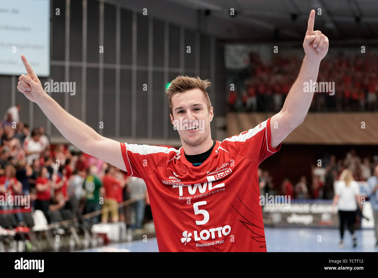 Stefan Salger (Le civette, 5), giubilo dopo il fischio finale, vittoria, vincitore, vincitore, saluti allegria, gioia, ottimista, evidenziare, azione, azione, 09.06.2019, Ludwigshafen am Rhein, pallamano, DKB Bundesliga, TSG Ludwigshafen- Friesenheim (Civette) - TSV GWD Minden | Utilizzo di tutto il mondo Foto Stock