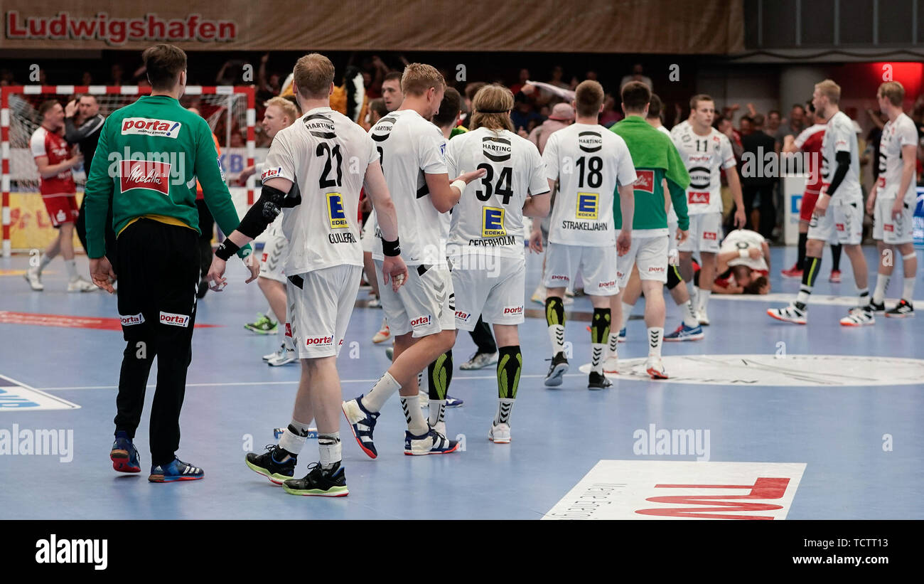 Giocatore del GWD Minden, delusione circa la sconfitta, delusione dopo il fischio finale, evidenziare, perdente, perso, frustratedration, delusi pessimisti, 09.06.2019, Ludwigshafen am Rhein, pallamano, DKB Bundesliga, TSG Ludwigshafen-Friesenheim (Civette) - TSV GWD Minden | Utilizzo di tutto il mondo Foto Stock