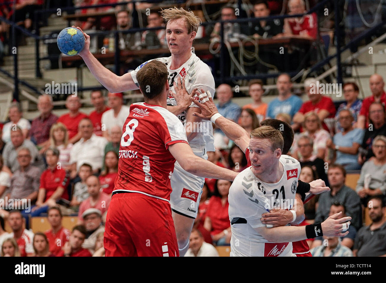 V.li .: Gunnar Dietrich (Le civette, 8), Mariano Michalczik (GWD, 22), azione, azione, gioco scena, 09.06.2019, Ludwigshafen am Rhein, pallamano, DKB Bundesliga, TSG Ludwigshafen-Friesenheim (Civette) - TSV GWD Minden | Utilizzo di tutto il mondo Foto Stock