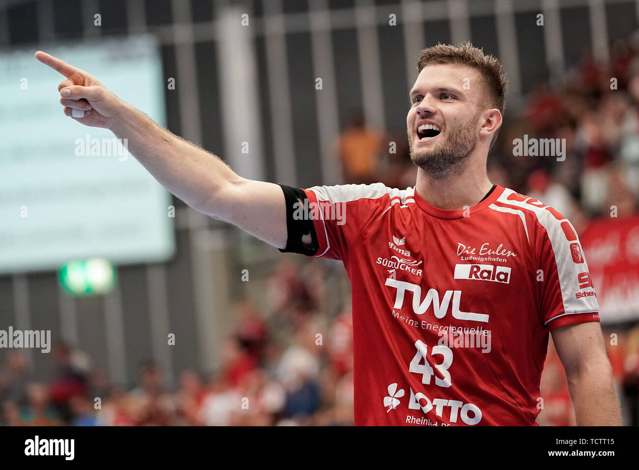 Kai Dippe (Le civette, 43) festeggia con i tifosi il campionato, giubilo dopo il fischio finale, vittoria, vincitore, vincitore, saluti allegria, gioia, ottimista, evidenziare, immagine singola, azione, azione, 09.06.2019, Ludwigshafen am Rhein, pallamano, DKB Bundesliga, TSG Ludwigshafen-Friesenheim (Civette) - TSV GWD Minden | Utilizzo di tutto il mondo Foto Stock