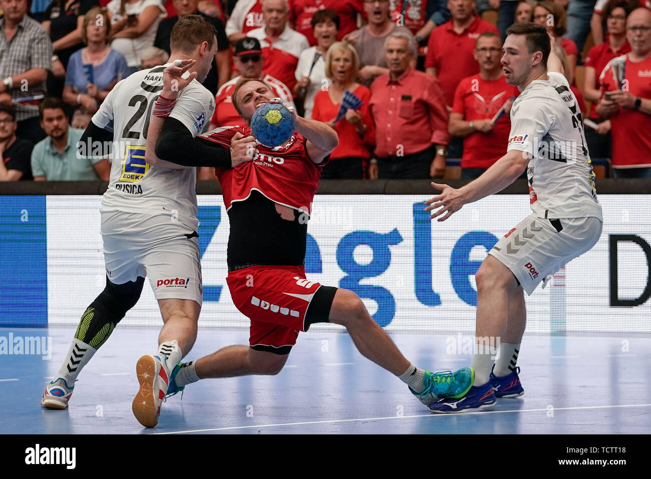 Da sinistra: Miljan Pusica (GWD, 20), Frederic Stuber (Le civette, 2), Max Staar (GWD, 27), duelli, gioco scena, Duello, duello, affrontare, affrontando, Dynamics, azione, azione, 09.06. 2019, Ludwigshafen am Rhein, pallamano, DKB Bundesliga, TSG Ludwigshafen-Friesenheim (Civette) - TSV GWD Minden | Utilizzo di tutto il mondo Foto Stock