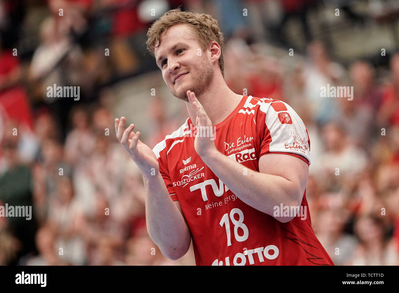 Alexander Feld (Le civette, 18) festeggia con i tifosi il campionato, giubilo dopo il fischio finale, vittoria, vincitore, vincitore, saluti allegria, gioia, ottimista, evidenziare, scatto singolo, azione, azione, 09.06.2019, Ludwigshafen am Rhein, pallamano, DKB Bundesliga, TSG Ludwigshafen-Friesenheim (Civette) - TSV GWD Minden | Utilizzo di tutto il mondo Foto Stock