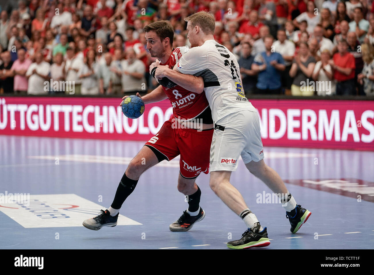 V.li .: Gunnar Dietrich (Le civette, 8), Magnus Gullerud (GWD, 21), duelli, gioco scena, duello, duello, affrontare, affrontando, dynamics, azione, azione, 09.06.2019, Ludwigshafen am Rhein, pallamano, DKB Bundesliga, TSG Ludwigshafen-Friesenheim (Civette) - TSV GWD Minden | Utilizzo di tutto il mondo Foto Stock
