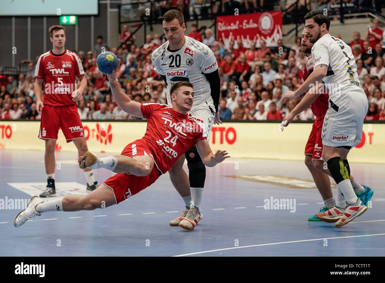 V.li .: Pascal Buhrer (Le civette, 24), Miljan Pusica (GWD, 20), il salto buttare, lanciare obiettivo gettare, azione, azione, gioco scena, 09.06.2019, Ludwigshafen am Rhein, pallamano, DKB Bundesliga, TSG Ludwigshafen -Friesenheim (Civette) - TSV GWD Minden | Utilizzo di tutto il mondo Foto Stock