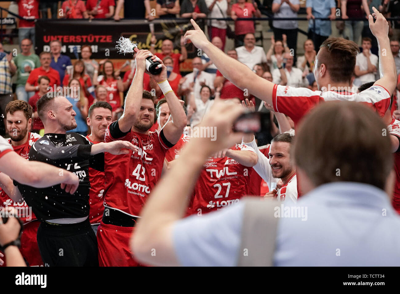Giocatore di TSG Ludwigshafen-Friesenheim (civette) giubilo dopo il fischio finale, vittoria, vincitore, vincitore, saluti allegria, gioia, ottimista, evidenziare, azione, azione, campionato, sensazionale non-discesa, 09.06.2019, Ludwigshafen am Rhein, pallamano, DKB Bundesliga, TSG Ludwigshafen-Friesenheim (Civette) - TSV GWD Minden | Utilizzo di tutto il mondo Foto Stock