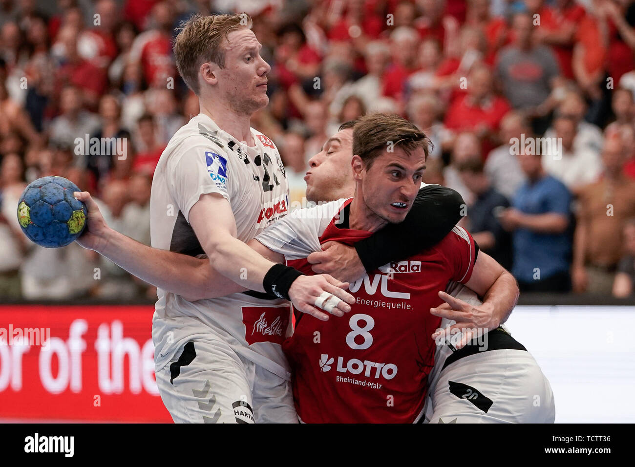 V.li .: Magnus Gullerud (GWD, 21), Gunnar Dietrich (Le civette, 8), Miljan Pusica (GWD, 20), duelli, gioco scena, Duello, duello, affrontare, affrontando, Dynamics, azione, azione, 09.06. 2019, Ludwigshafen am Rhein, pallamano, DKB Bundesliga, TSG Ludwigshafen-Friesenheim (Civette) - TSV GWD Minden | Utilizzo di tutto il mondo Foto Stock