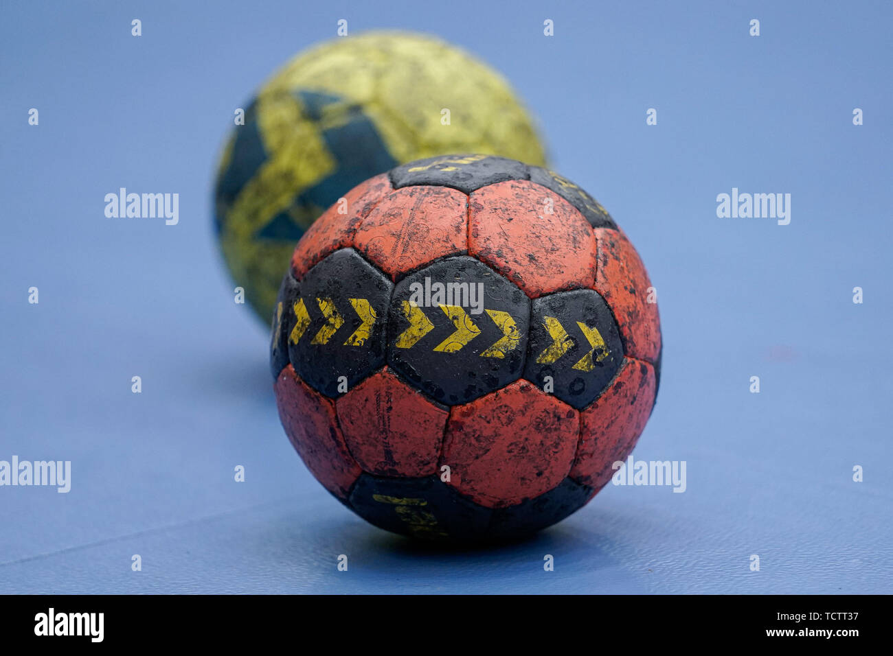 Due handballs della marca Hummel sono sdraiato sul pavimento della hall, ufficiale match ball, ufficiale match ball, simbolo foto, immagine simbolo, il simbolo, 09.06.2019, Ludwigshafen am Rhein, pallamano, DKB Bundesliga, TSG Ludwigshafen-Friesenheim (Civette) - TSV GWD Minden | Utilizzo di tutto il mondo Foto Stock