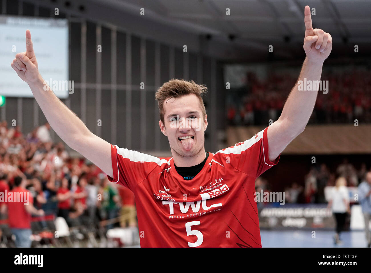 Stefan Salger (Le civette, 5), giubilo dopo il fischio finale, vittoria, vincitore, vincitore, saluti allegria, gioia, ottimista, evidenziare, azione, azione, campionato, 09.06.2019, Ludwigshafen am Rhein, pallamano, DKB Bundesliga, TSG Ludwigshafen-Friesenheim (Civette) - TSV GWD Minden | Utilizzo di tutto il mondo Foto Stock