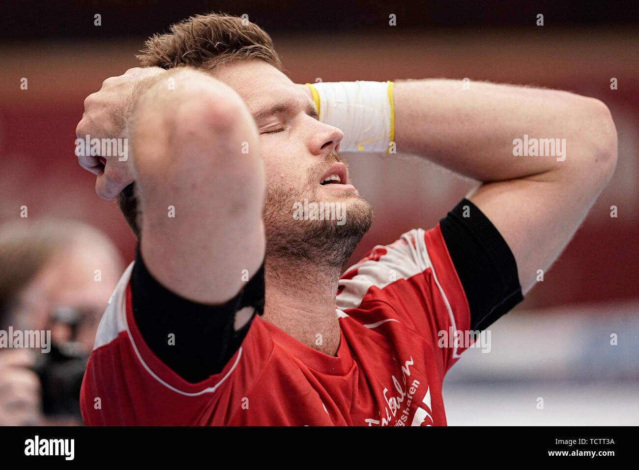 Kai Dippe (Le civette, 43) non può credere che in effetti ha funzionato con la retrocessione, rilievo, giubilo dopo il fischio finale, vittoria, vincitore, vincitore, saluti allegria, gioia, ottimista, evidenziare, azione, azione, 09.06. 2019, Ludwigshafen am Rhein, pallamano, DKB Bundesliga, TSG Ludwigshafen-Friesenheim (Civette) - TSV GWD Minden | Utilizzo di tutto il mondo Foto Stock