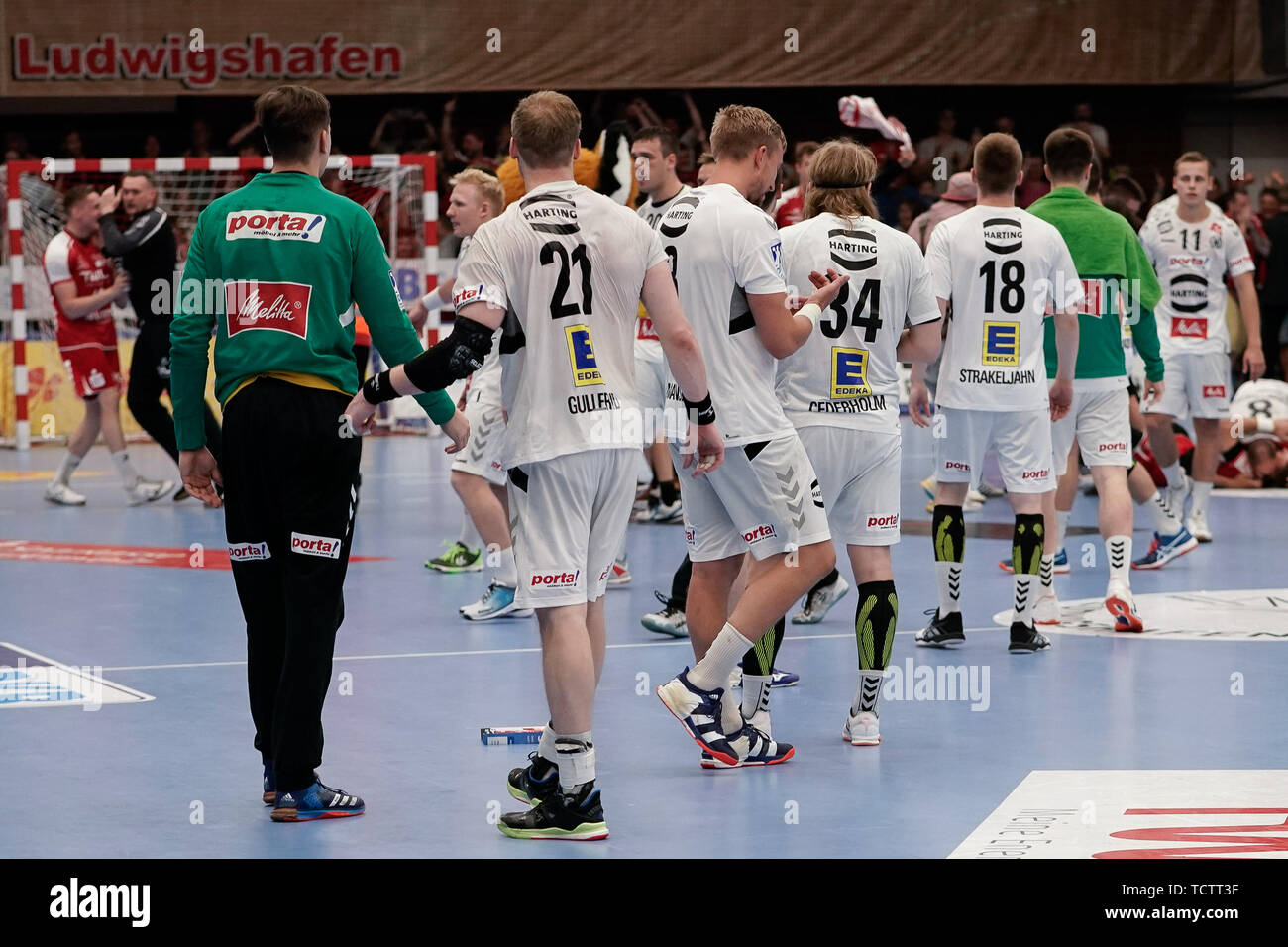 Giocatore del GWD Minden, delusione circa la sconfitta, delusione dopo il fischio finale, evidenziare, perdente, perso, frustratedration, delusi pessimisti, 09.06.2019, Ludwigshafen am Rhein, pallamano, DKB Bundesliga, TSG Ludwigshafen-Friesenheim (Civette) - TSV GWD Minden | Utilizzo di tutto il mondo Foto Stock
